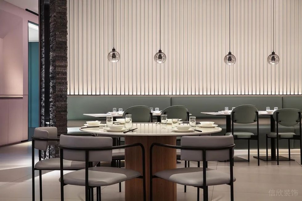 深圳羅湖東門鴻展中心城極簡(jiǎn)風(fēng)格川菜館裝修案例白色烤漆線條格柵背景墻