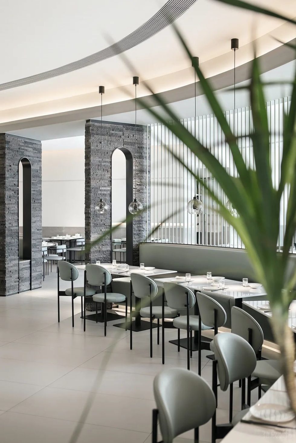 深圳羅湖東門鴻展中心城極簡(jiǎn)風(fēng)格川菜館裝修案例弧形訂制沙發(fā)用餐區(qū)