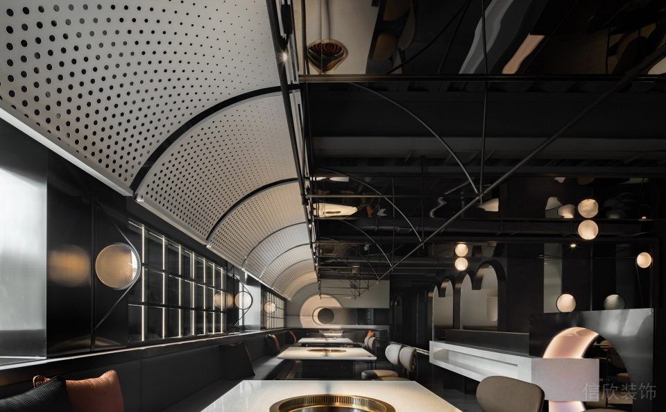 深圳龍華中海匯德理工業(yè)風火鍋店裝修案例天花弧形沖孔鋁板