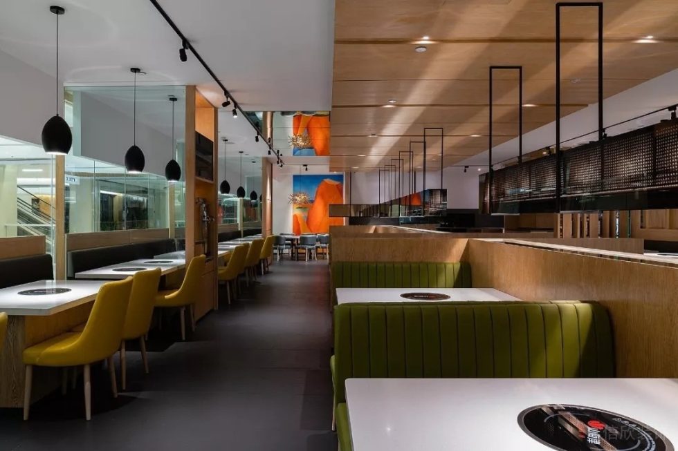 深圳坪山怡瑞達(dá)云秀府簡約北歐風(fēng)火鍋店裝修案例天花原木色飾面板吊頂