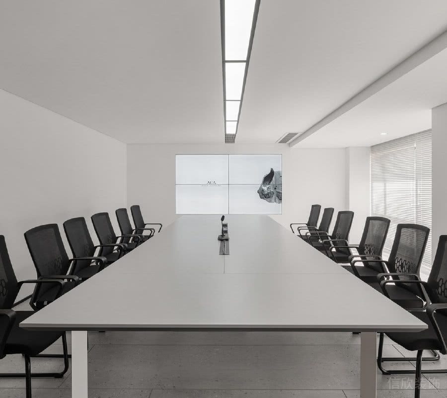 白色的會(huì)議室會(huì)議桌黑色會(huì)議椅