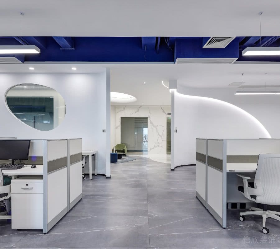 白色辦公區(qū)藍(lán)色天花吊頂