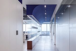 辦公室公共區(qū)走廊過道玻璃展柜