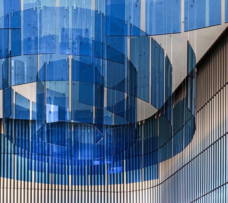 商場大廳高空藍(lán)色亞克力片裝飾效果圖