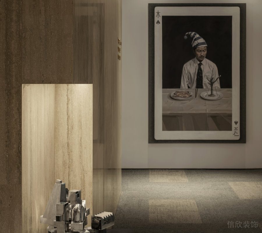 白色墻面，黑色邊框掛畫