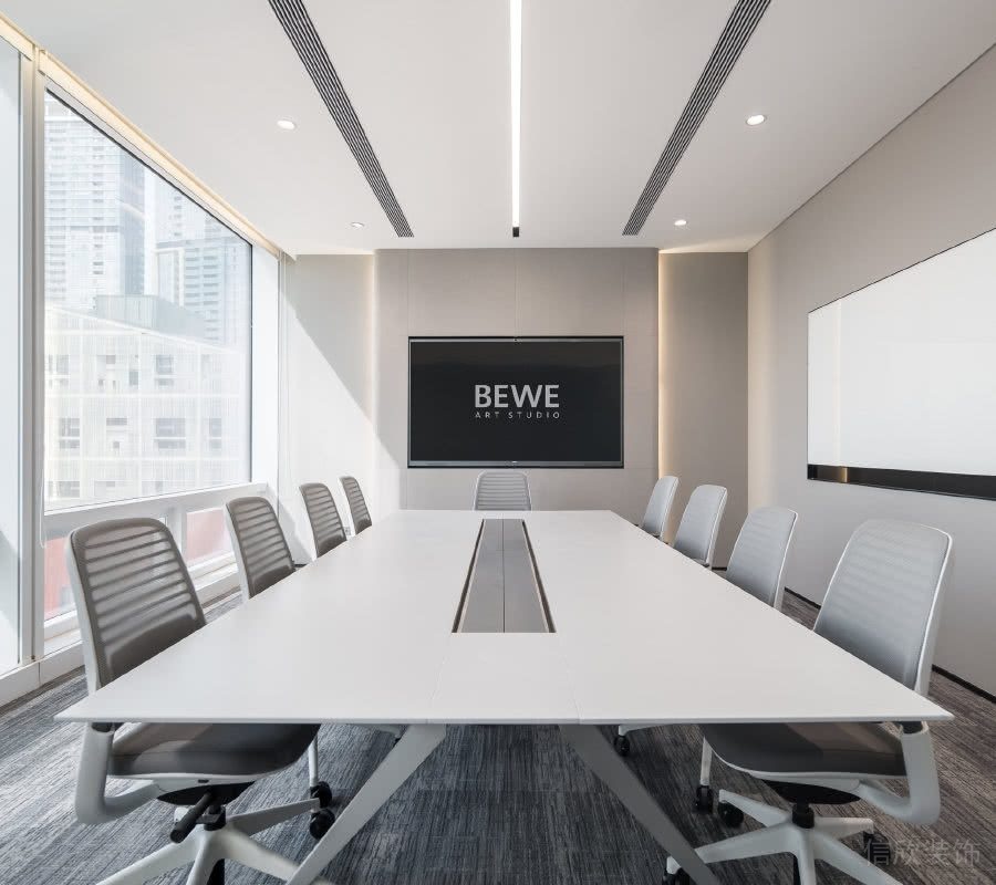 白色的小會(huì)議室平頂天花吊頂長(zhǎng)條形空調(diào)風(fēng)口