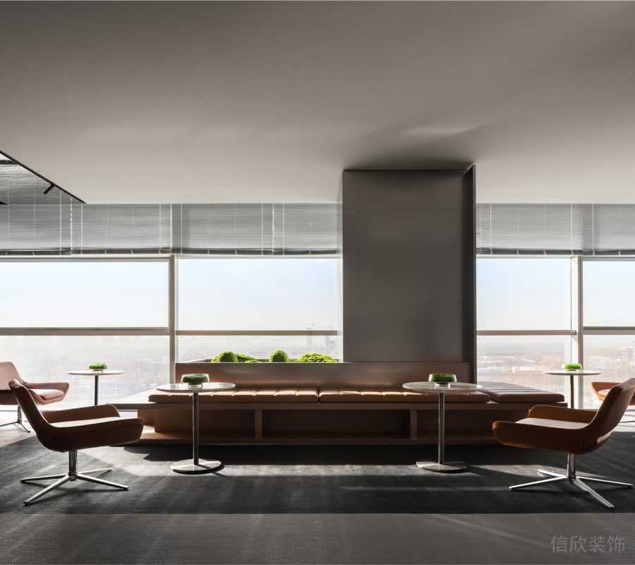 辦公室休息區(qū)全落地玻璃，良好的采光。