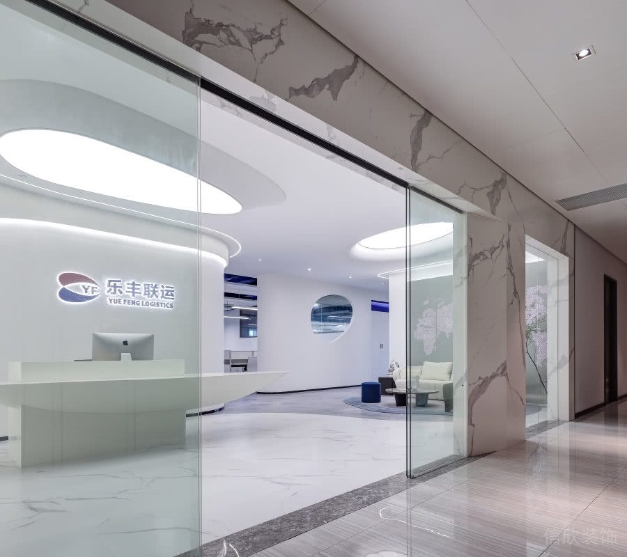 辦公室進戶大門，爵士白大理石門框，玻璃自動門。