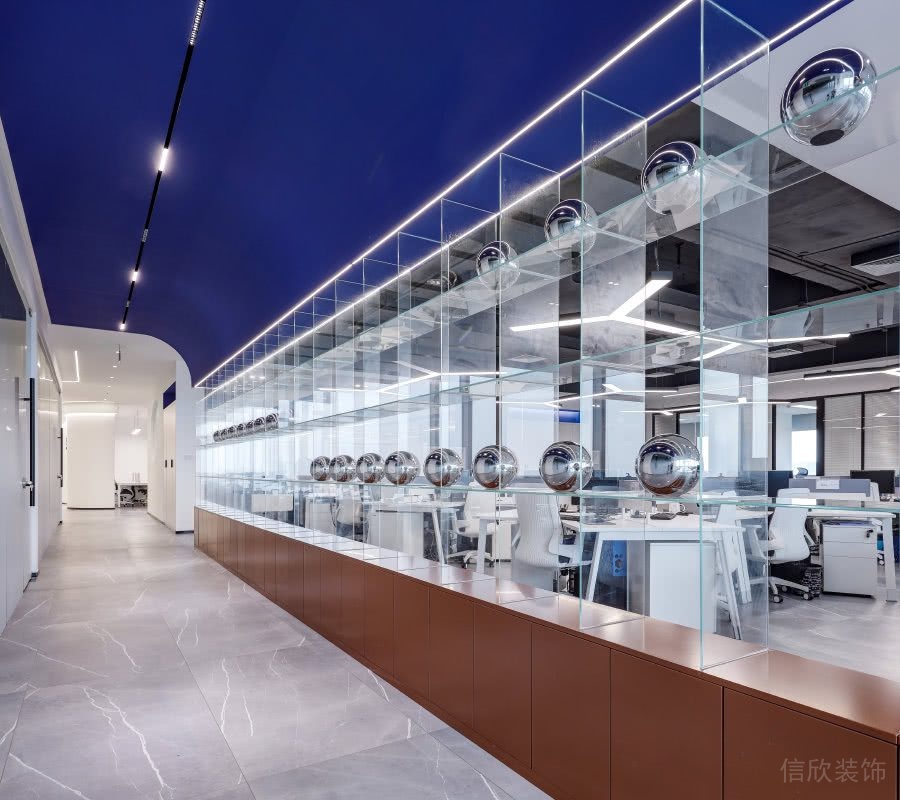 辦公室過(guò)道長(zhǎng)條玻璃展柜