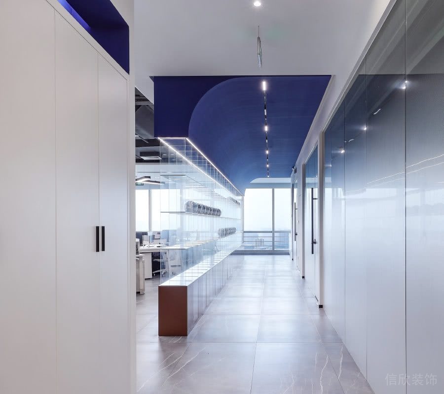 辦公室過(guò)道藍(lán)色天花吊頂