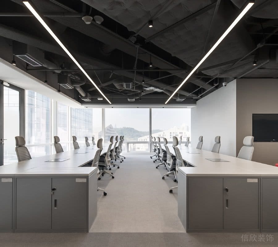 公共辦公區(qū)裝修噴黑漆天花條形燈帶