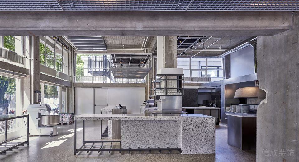 深圳寶安易尚中心灰色調(diào)工業(yè)風(fēng)披薩店裝修案例灰色水磨石操作臺(tái)
