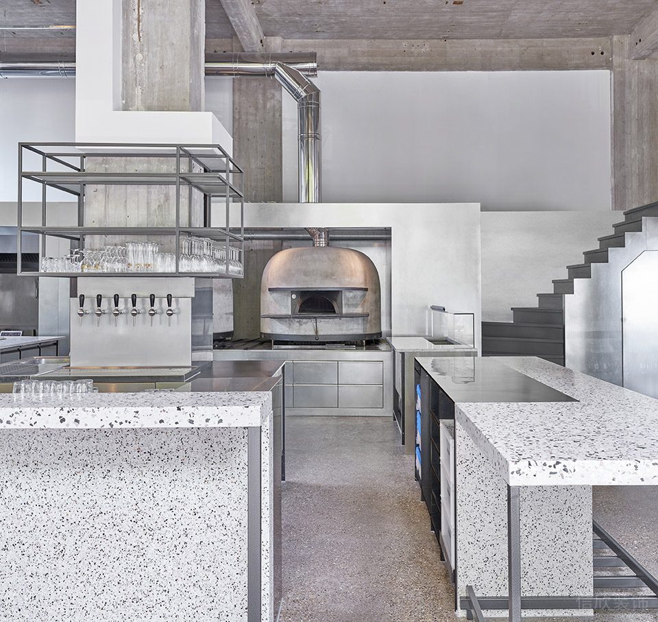 深圳寶安易尚中心灰色調(diào)工業(yè)風(fēng)披薩店裝修案例開(kāi)放式烹飪區(qū)