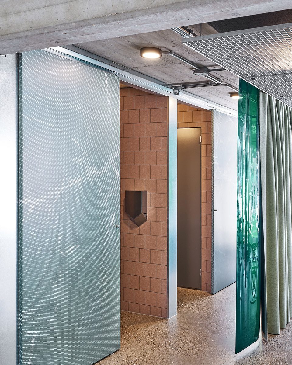 深圳寶安易尚中心灰色調(diào)工業(yè)風(fēng)披薩店裝修案例衛(wèi)生間過(guò)道