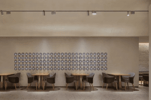 深圳寶安中糧大悅城現(xiàn)代簡約風(fēng)格川菜餐廳裝修案例雙人用餐區(qū)墻面藝術(shù)裝置