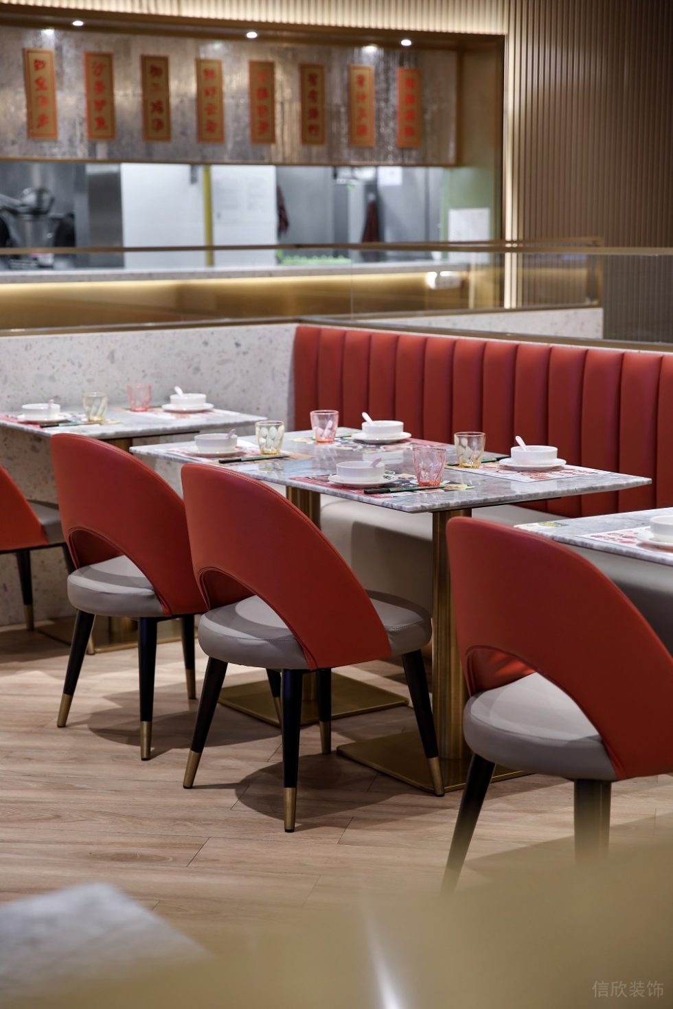 深圳福田華美大廈輕奢風(fēng)格茶餐廳裝修案例淺灰色大理石餐桌