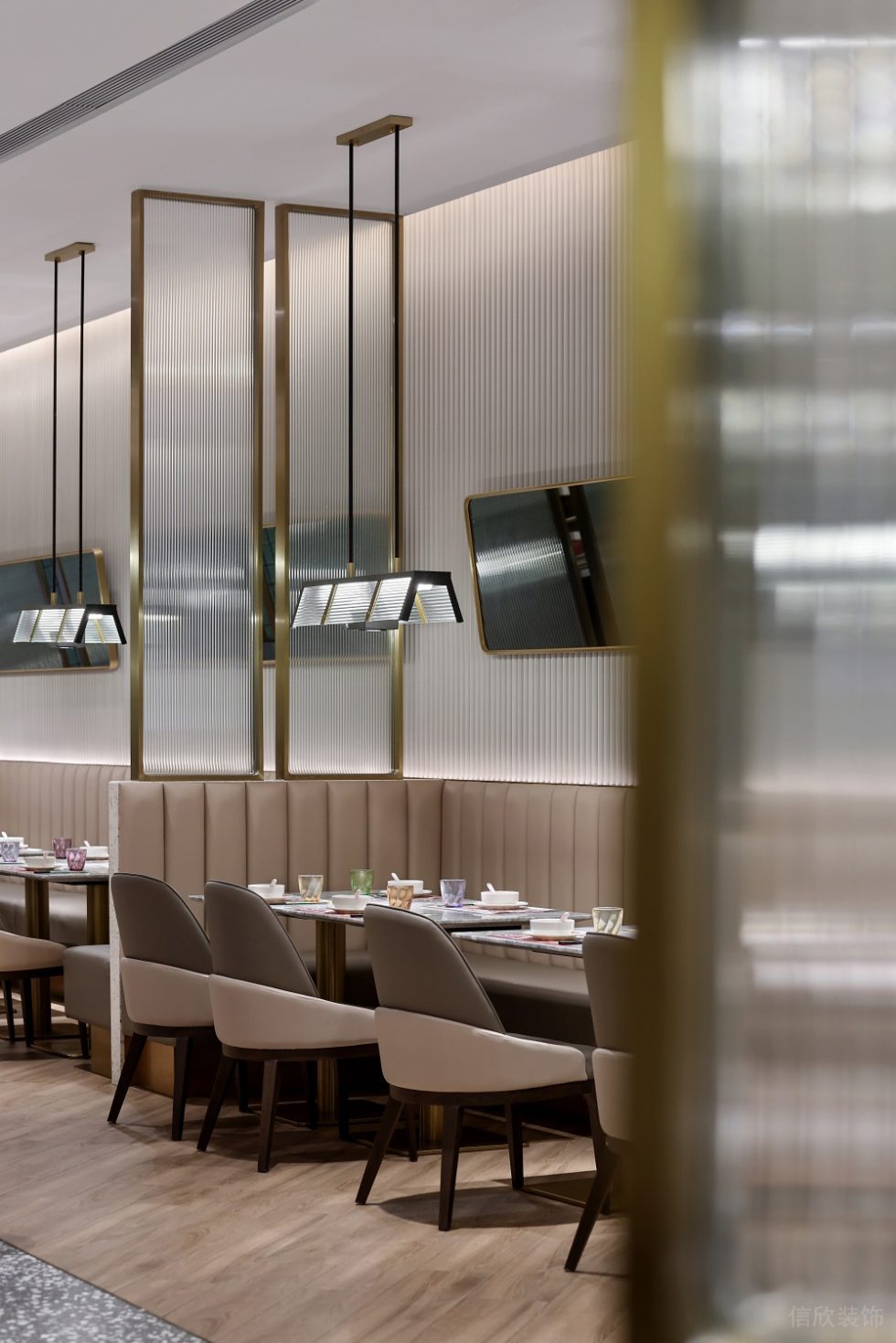 深圳福田華美大廈輕奢風(fēng)格茶餐廳裝修案例長虹玻璃裝飾隔斷