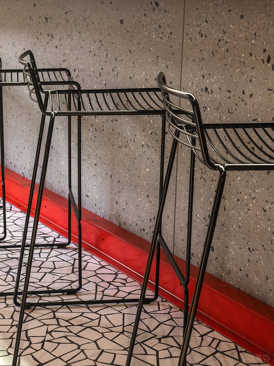 深圳龍崗百合山莊工業(yè)風(fēng)披薩店裝修案例黑色烤漆鐵藝吧椅