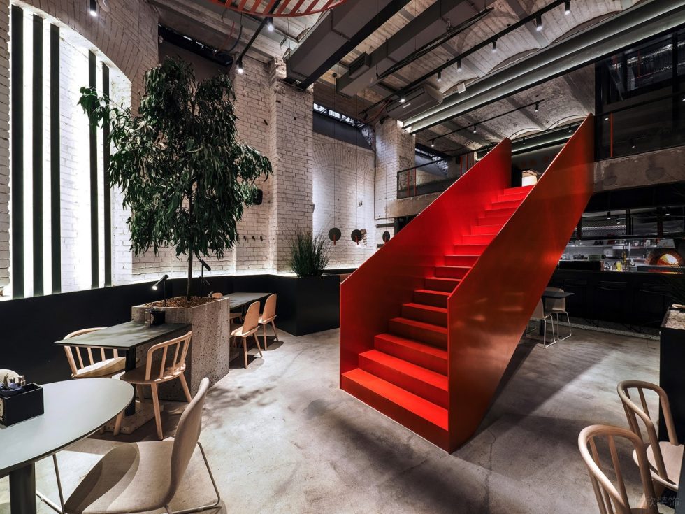 深圳龍崗百合山莊工業(yè)風(fēng)披薩店裝修案例紅色烤漆鋼結(jié)構(gòu)樓梯