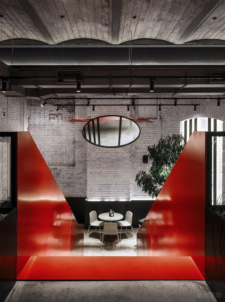 深圳龍崗百合山莊工業(yè)風(fēng)披薩店裝修案例天花圓形藝術(shù)吊飾