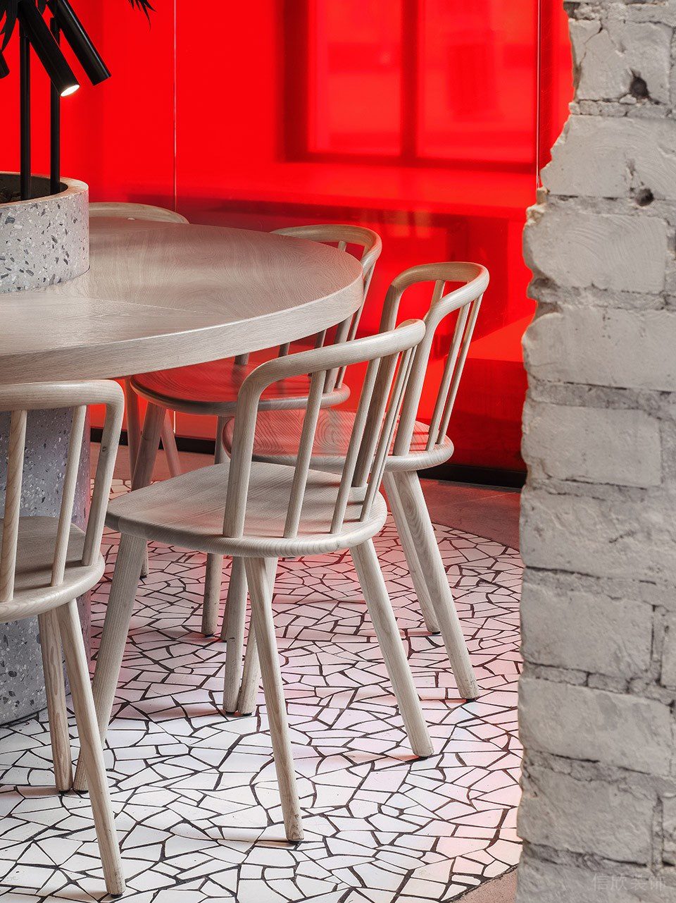 深圳龍崗百合山莊工業(yè)風(fēng)披薩店裝修案例原木色餐椅