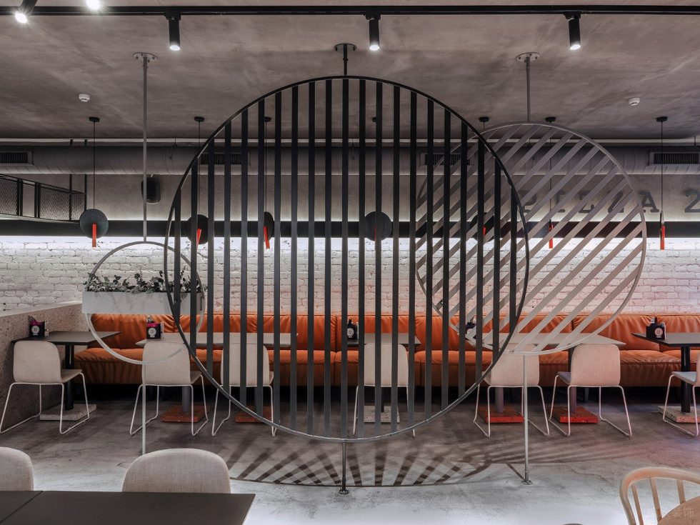 深圳龍崗百合山莊工業(yè)風(fēng)披薩店裝修案例圓形鏤空格柵藝術(shù)裝飾屏風(fēng)