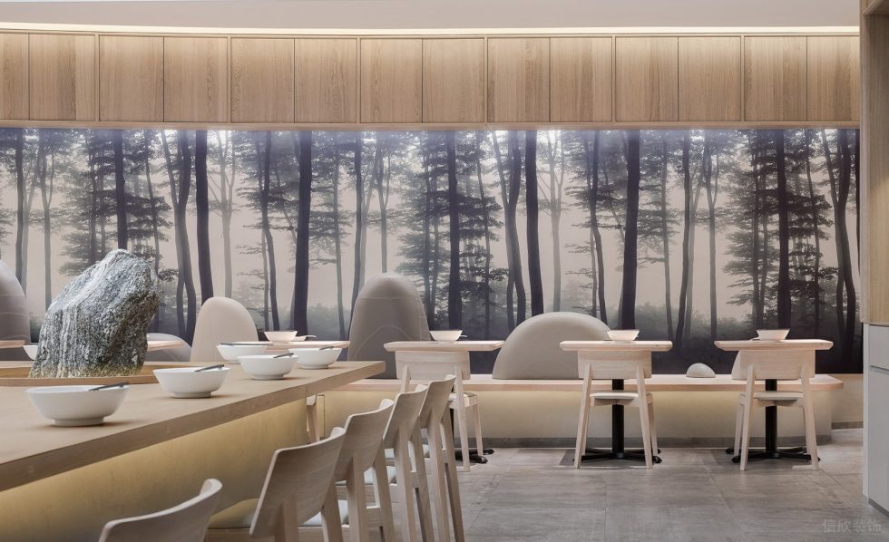 深圳龍崗華策中心城淺木色日式風(fēng)格面館裝修案例綠植藝術(shù)圖案噴繪墻布