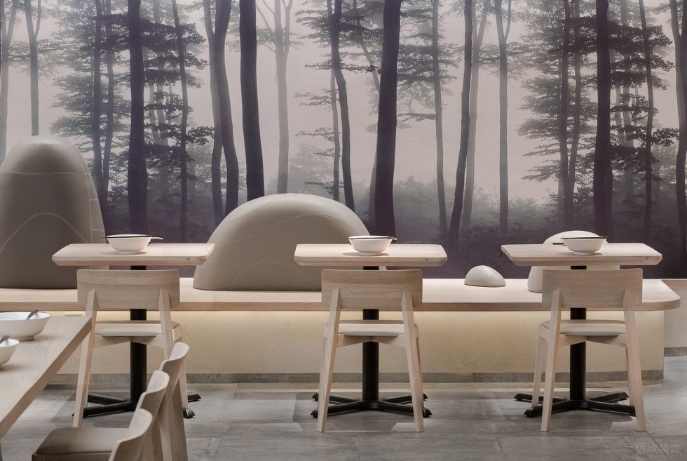 深圳龍崗華策中心城淺木色日式風(fēng)格面館裝修案例雙人用餐區(qū)