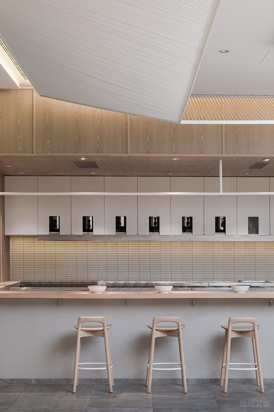 深圳龍崗華策中心城淺木色日式風(fēng)格面館裝修案例原木色吧椅