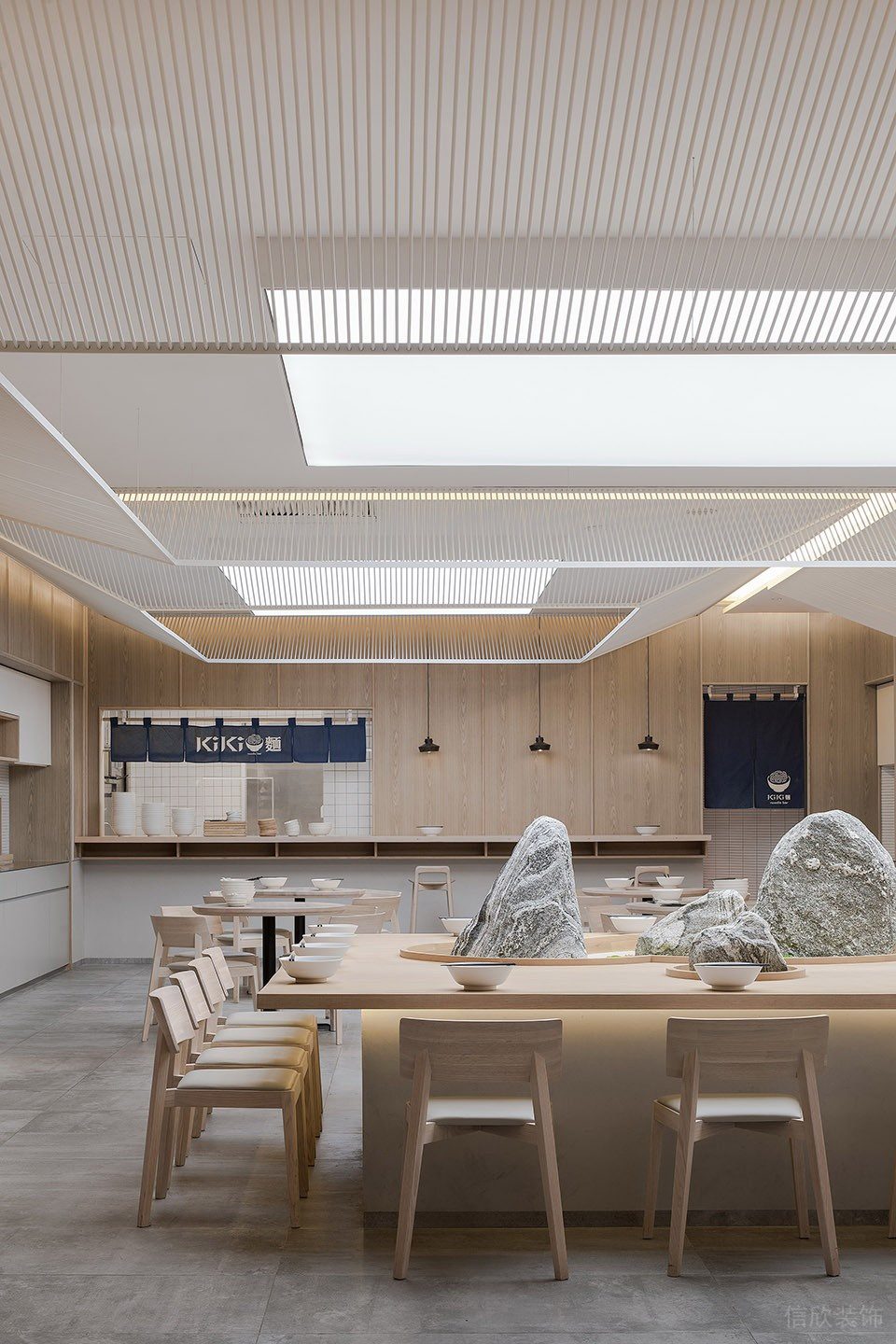 深圳龍崗華策中心城淺木色日式風(fēng)格面館裝修案例中島石藝景觀