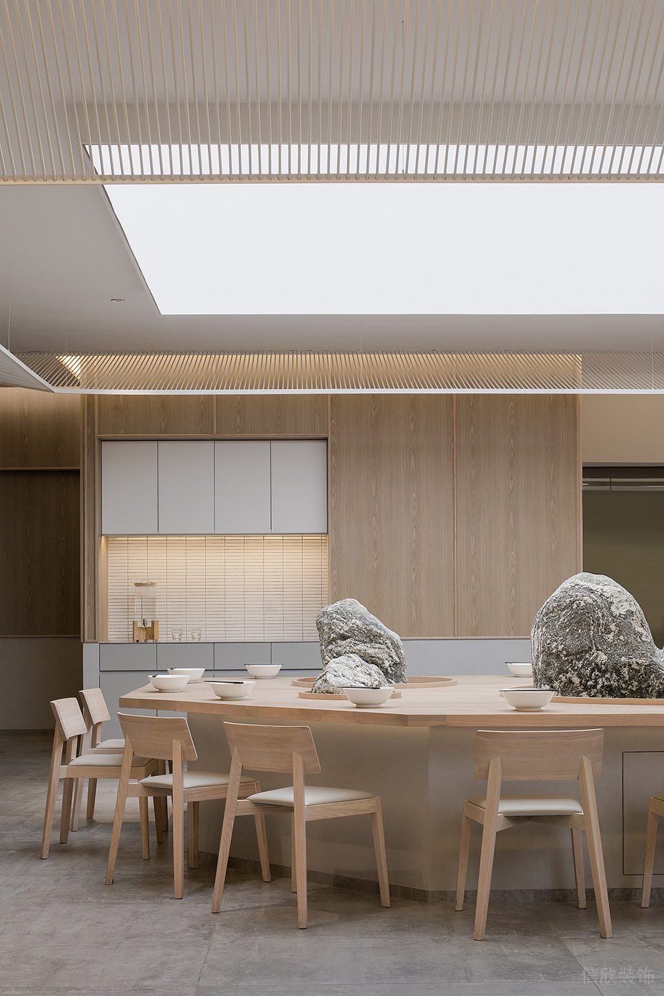 深圳龍崗華策中心城淺木色日式風(fēng)格面館裝修案例中島用餐區(qū)