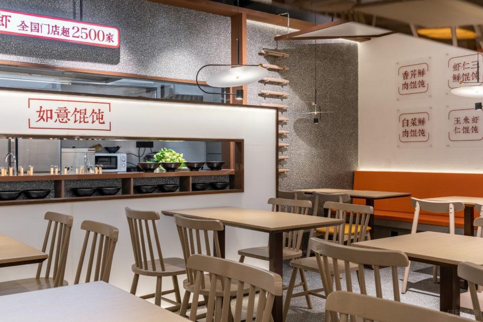 深圳龍崗京基御景時代現(xiàn)代中式風格餛飩面食店裝修案例原木色桌椅組合