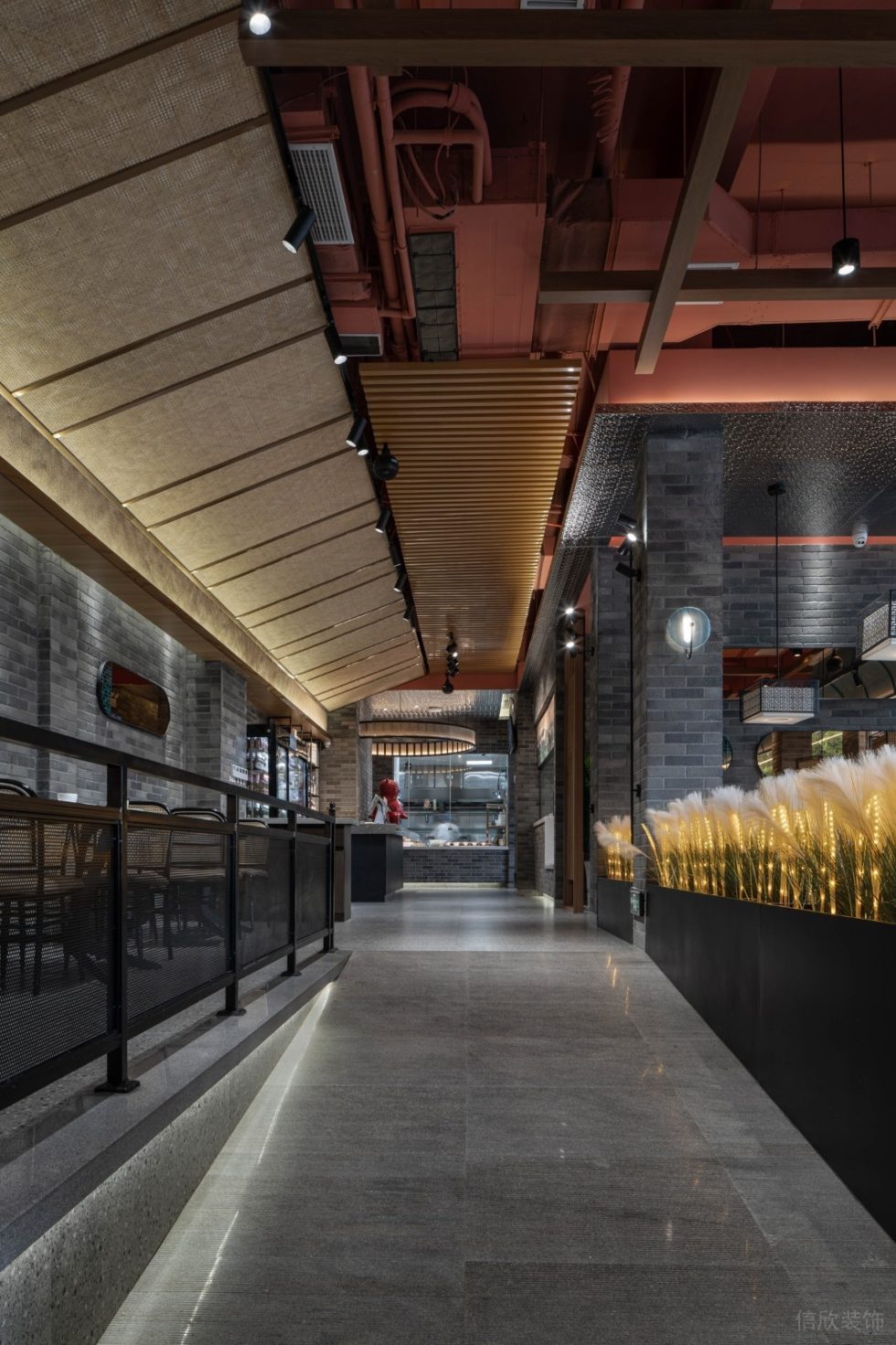 深圳龍崗中糧祥云新中式風(fēng)格粉面店裝修案例過(guò)道