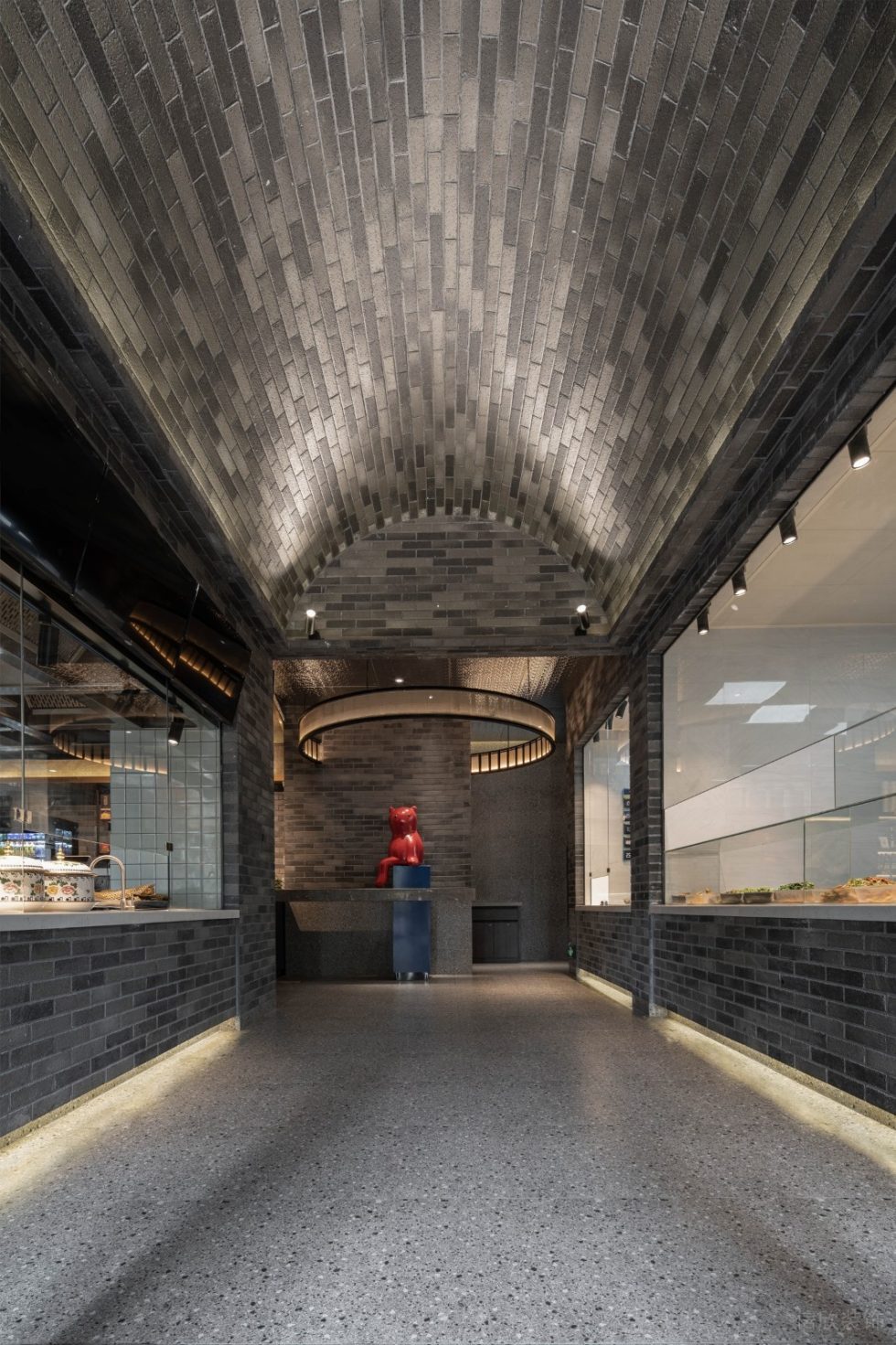 深圳龍崗中糧祥云新中式風(fēng)格粉面店裝修案例紅色卡通裝飾雕塑