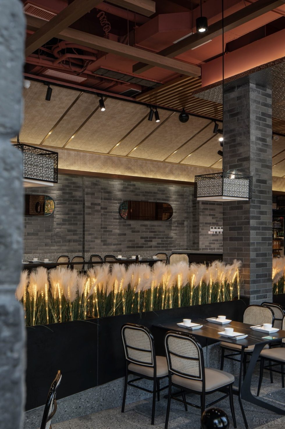 深圳龍崗中糧祥云新中式風(fēng)格粉面店裝修案例藝術(shù)燈光裝飾綠植