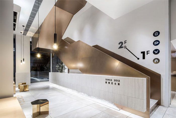 深圳龍崗正中風(fēng)臨國(guó)際中心現(xiàn)代工業(yè)風(fēng)喜茶冷飲店裝修案例黃銅不銹鋼樓梯