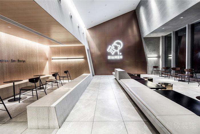 深圳龍崗正中風(fēng)臨國(guó)際中心現(xiàn)代工業(yè)風(fēng)喜茶冷飲店裝修案例玫瑰金鋼板背景墻