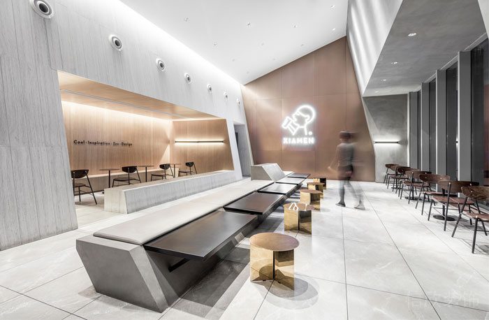 深圳龍崗正中風(fēng)臨國(guó)際中心現(xiàn)代工業(yè)風(fēng)喜茶冷飲店裝修案例地面鋪貼