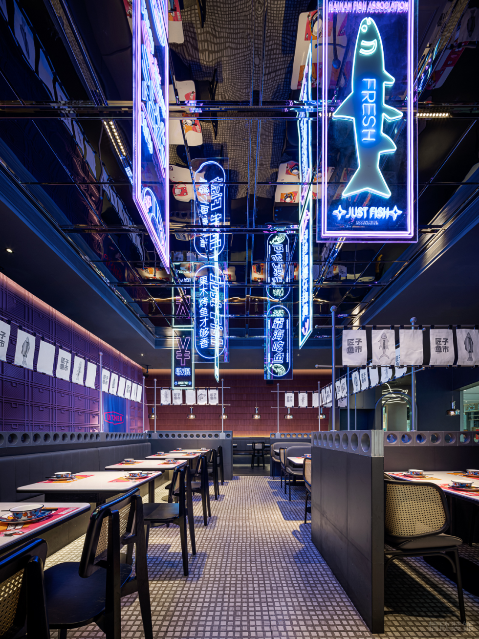 深圳羅湖九龍城現(xiàn)代科幻風(fēng)烤魚餐廳裝修案例灰色調(diào)半高隔斷