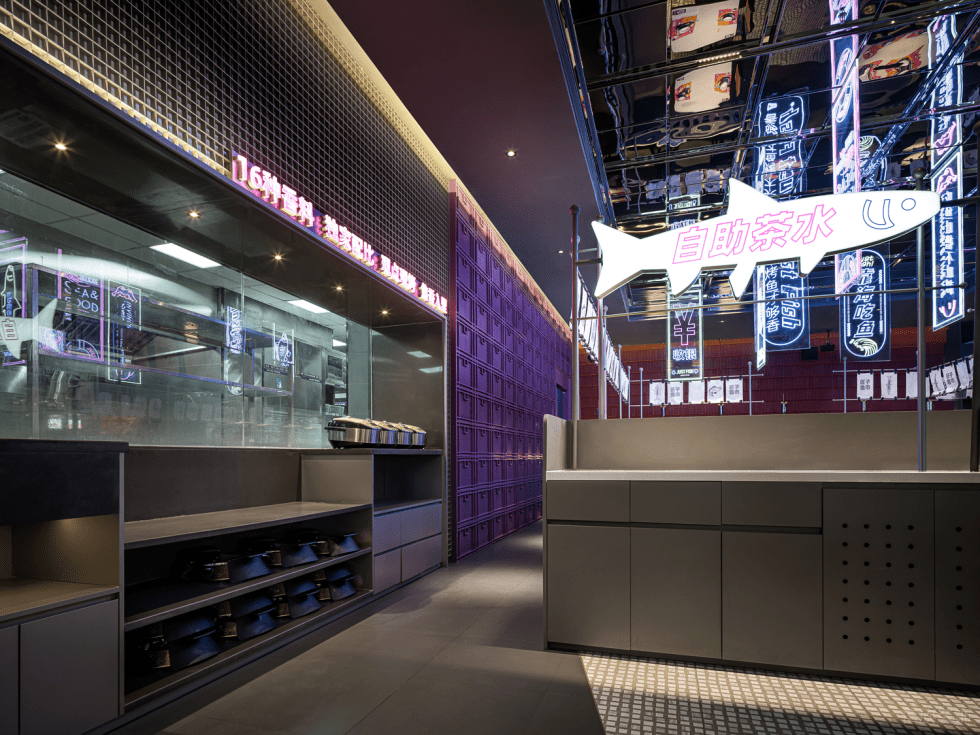 深圳羅湖九龍城現(xiàn)代科幻風(fēng)烤魚餐廳裝修案例灰色啞光烤漆板餐具收納柜