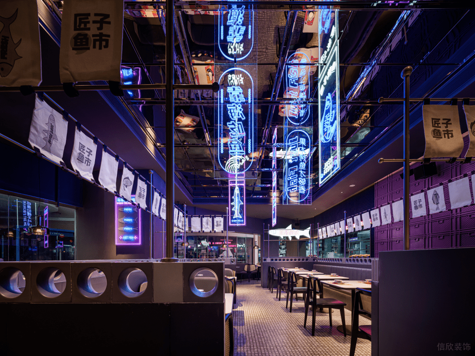 深圳羅湖九龍城現(xiàn)代科幻風(fēng)烤魚餐廳裝修案例鏡面不銹鋼天花