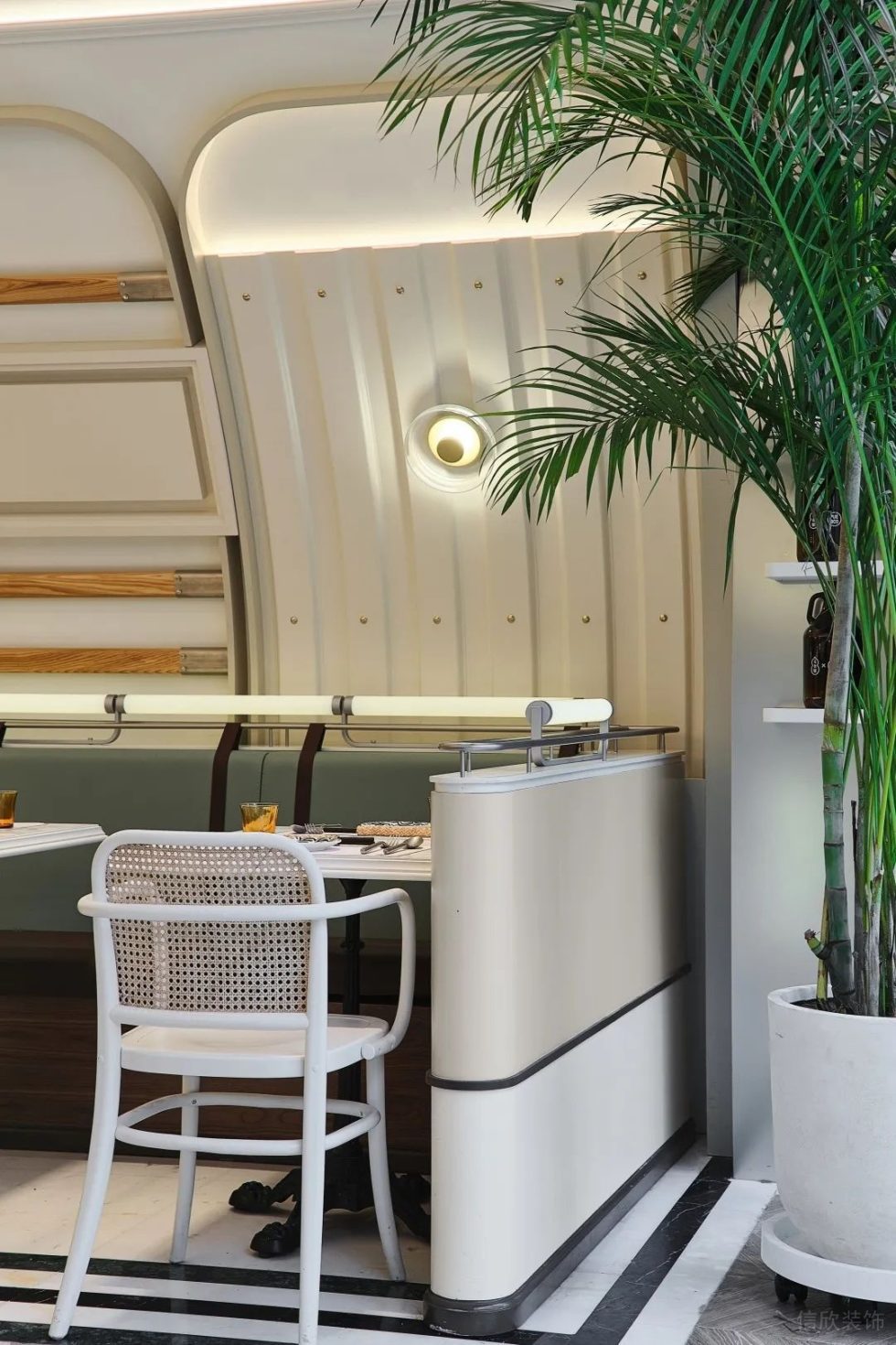 深圳龍華中海錦城現(xiàn)代美式風(fēng)格西餐廳裝修案例純白色餐椅