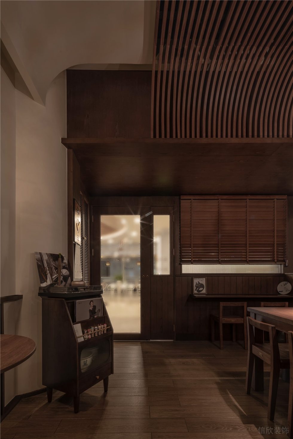 深圳南山港灣麗都深木色復(fù)古風(fēng)糖水店裝修案例深木色弧形格柵天花