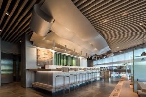 深圳南山天利中央廣場(chǎng)現(xiàn)代新中式風(fēng)格壽司店裝修案例吧臺(tái)用餐區(qū)效果圖