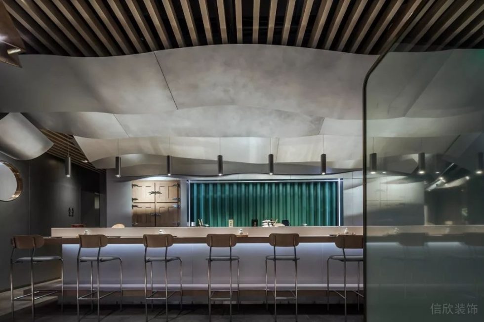 深圳南山天利中央廣場現(xiàn)代新中式風(fēng)格壽司店裝修案例吧臺(tái)用餐區(qū)