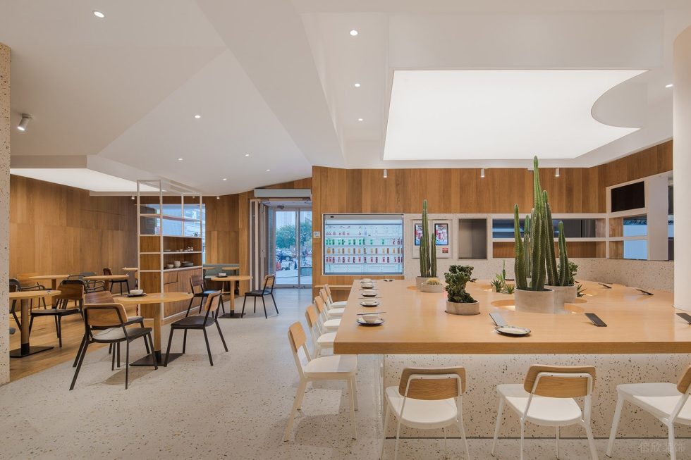 深圳南山香年廣場(chǎng)簡(jiǎn)約風(fēng)格自選快餐店裝修案例淺木色中島臺(tái)