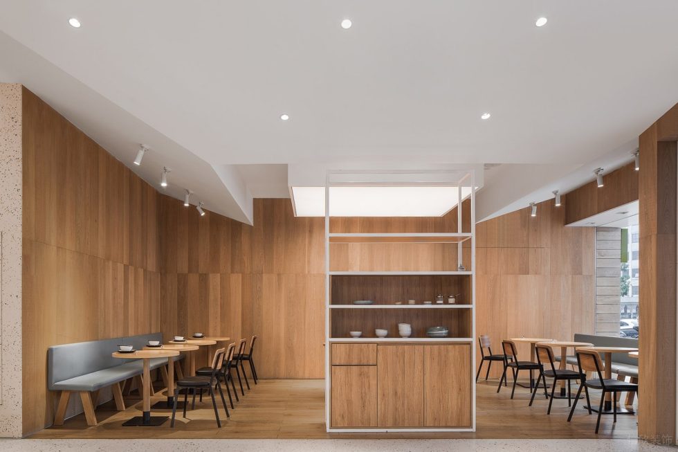 深圳南山香年廣場(chǎng)簡(jiǎn)約風(fēng)格自選快餐店裝修案例淺木色裝飾隔斷柜