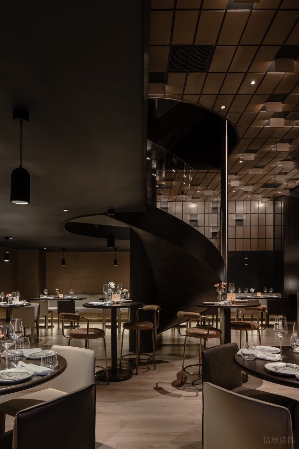 深圳南山怡海廣場輕奢風(fēng)格酒吧裝修案例地面鋪貼