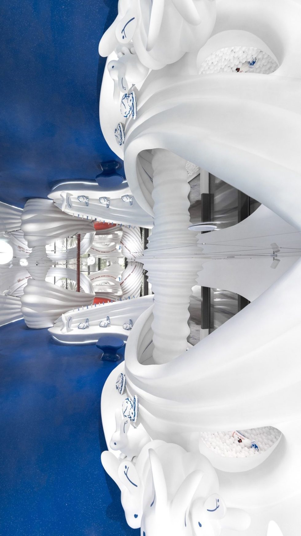 深圳市寶安區(qū)福永大白兔全球首家旗艦店裝修設(shè)計白色藝術(shù)墻面