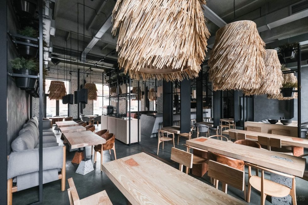 深圳市寶安中心區(qū)個性自然風(fēng)餐飲店鋪原木餐桌